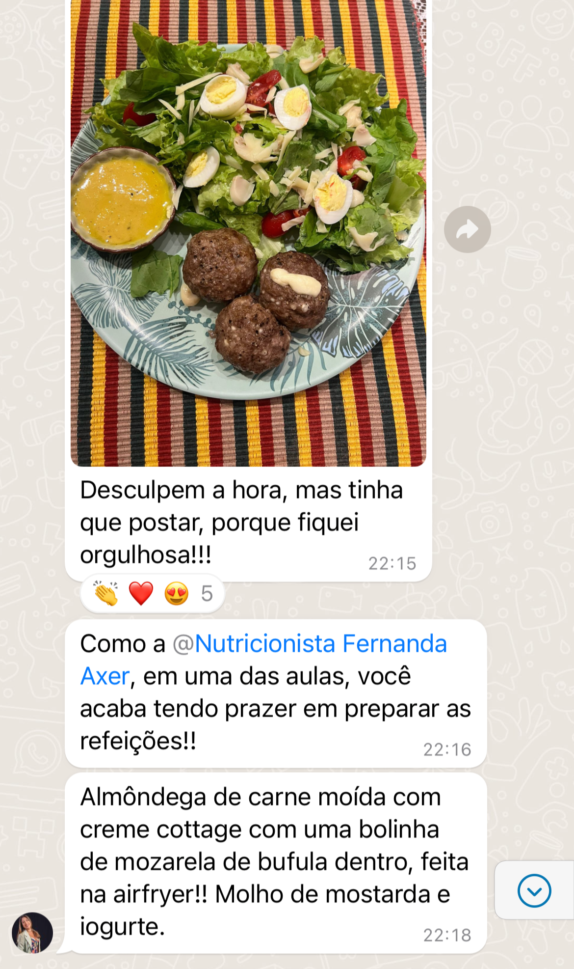 Aluna orgulhosa compartilhando prato feito no PED