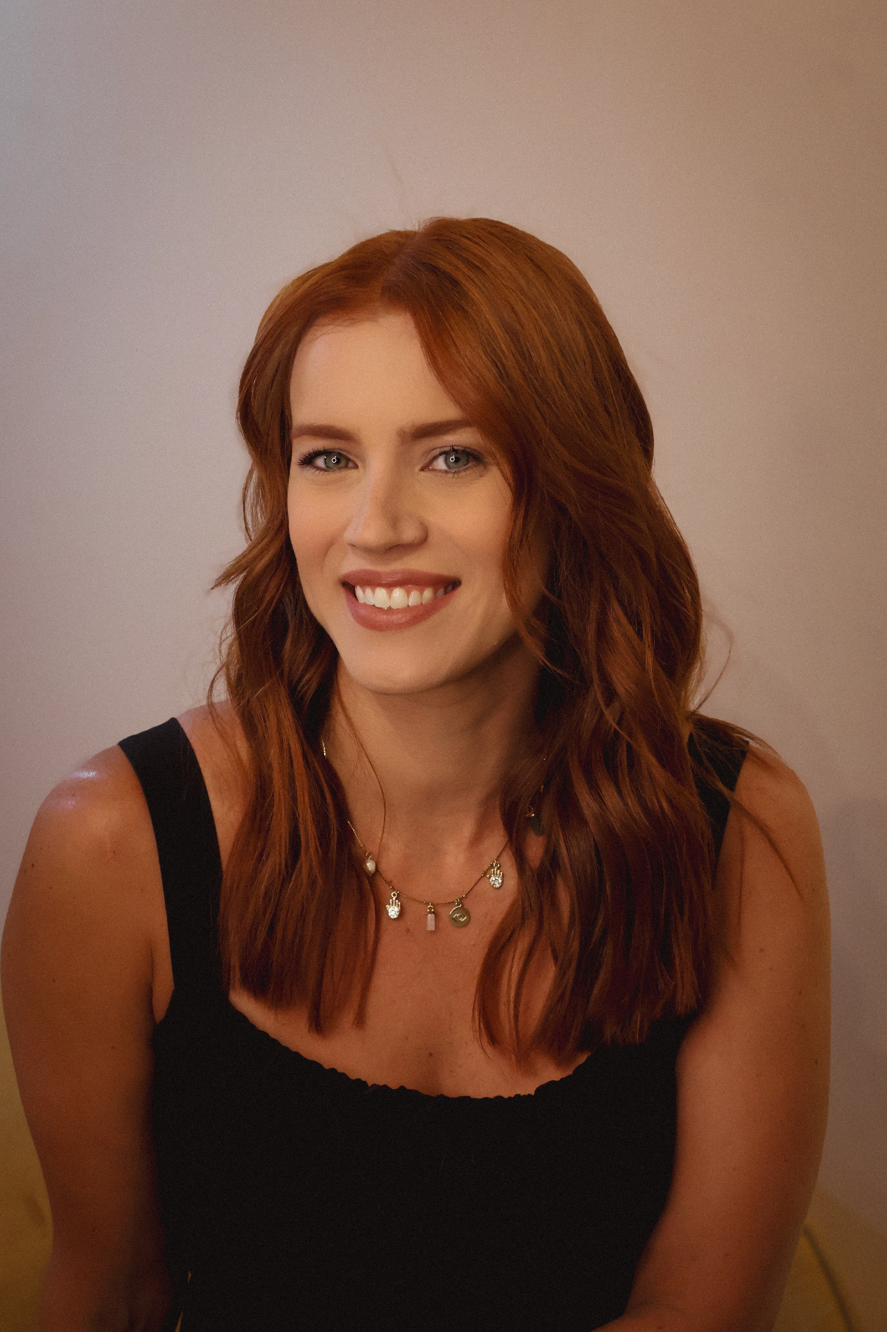 Fernanda Axer, nutricionista, sorrindo em retrato editorial